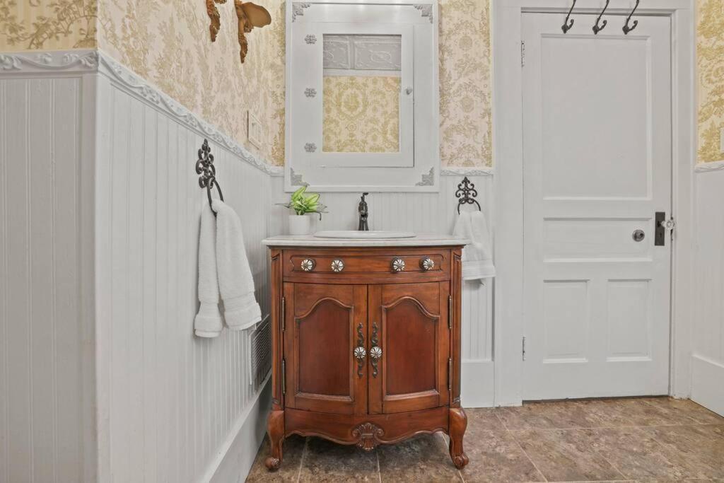Charming Victorian Home - 2 Minutes To Downtown Lancaster Bagian luar foto