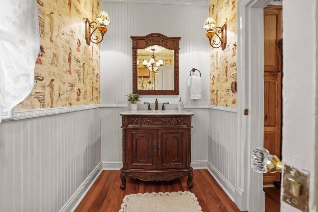 Charming Victorian Home - 2 Minutes To Downtown Lancaster Bagian luar foto